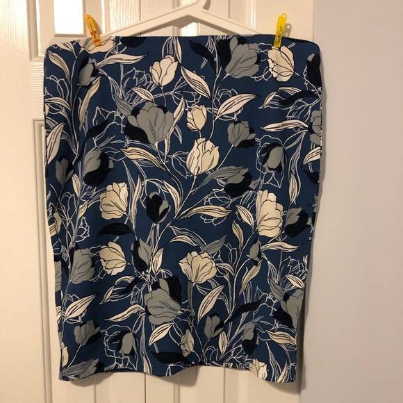 Banana Republic Factory Tulip Pencil Skirt - Picture 1 of 3